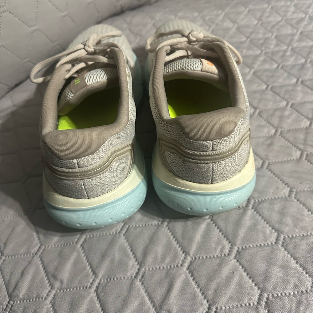 Brooks Cream Running Shoes - Picture 2 of 6